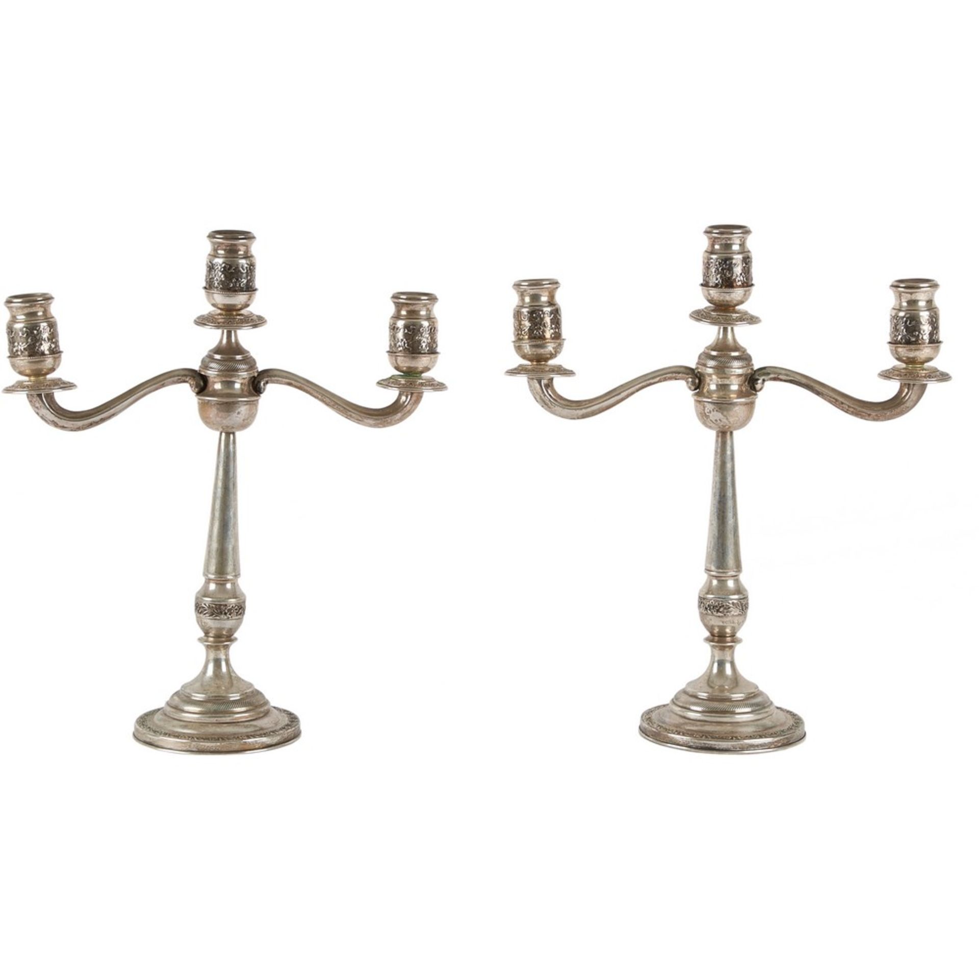 COPPIA CANDELABRI in argento sbalzato a tre fiamme (g. 442)