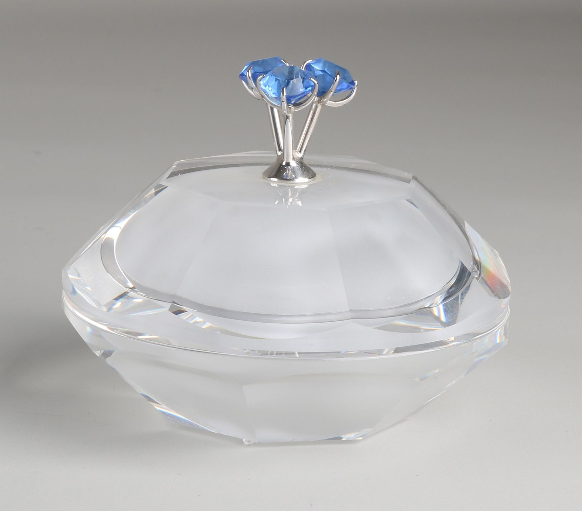 Swarovski Kristall 'Astro' Deckelbox mit drei rautenförmigen blauen Kristallglassteinen auf dem De