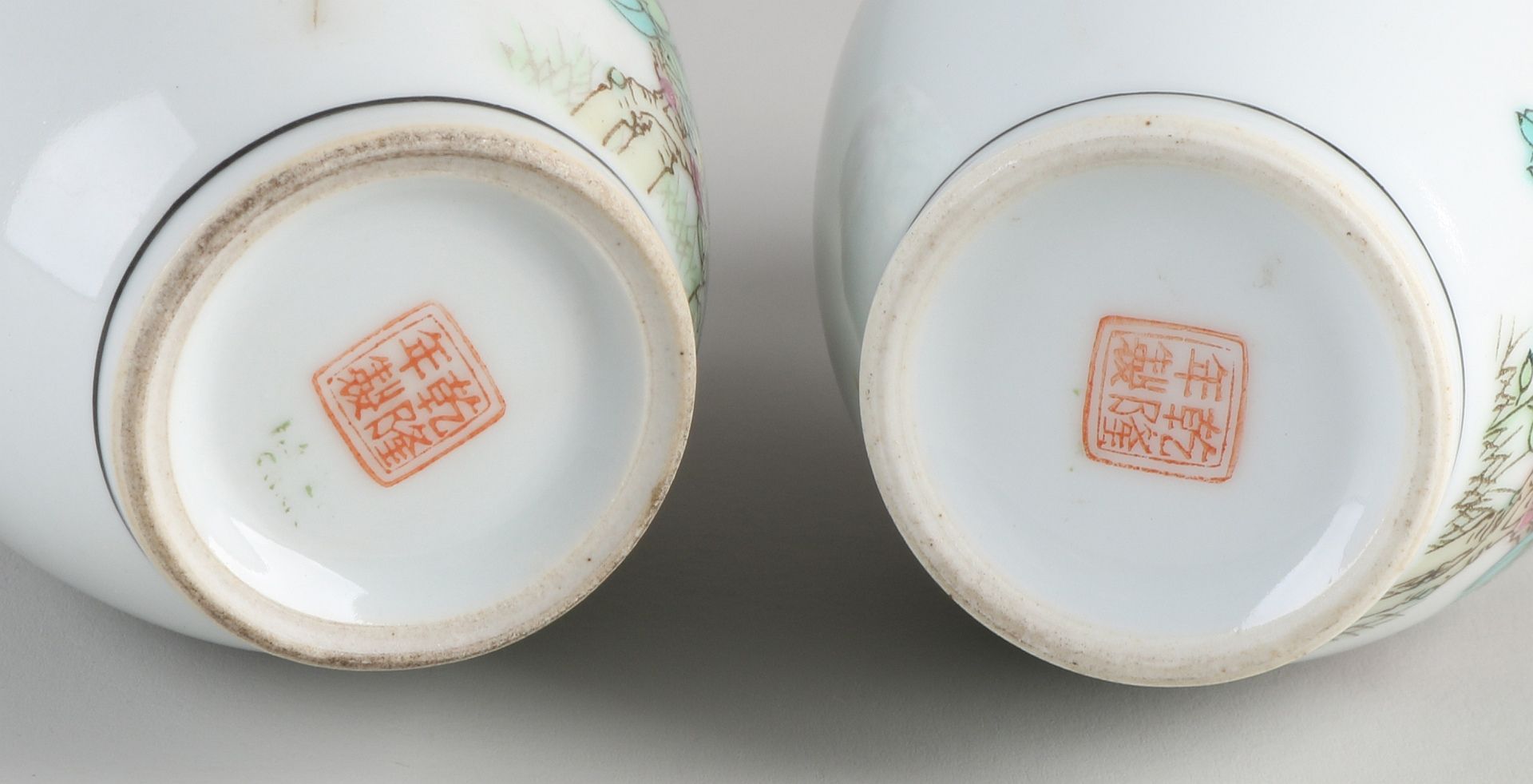 Zwei chinesische Porzellan Family Rose Tee Caddies mit silbernem Verschluss. Mit unterer Markierun - Bild 3 aus 3