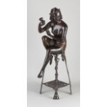 Bronzefigur. 20. Jahrhundert. Dame in einem Jugendstil-Hocker. Abmessungen: H 58 cm. In guter K