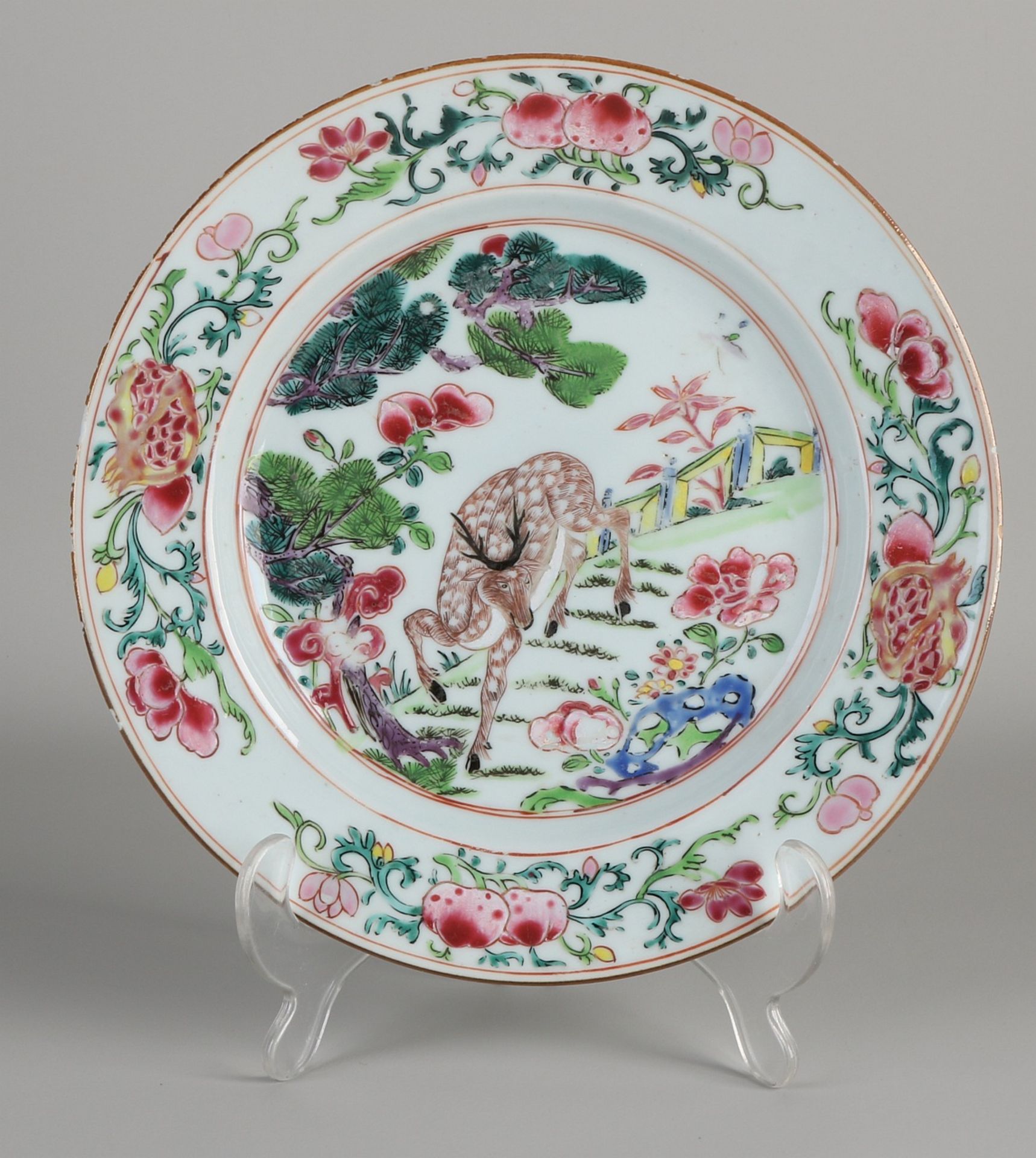 Seltener chinesischer Porzellan Family Rose Teller mit Hirsch im Gartendekor. Ein Haaransatz. Abm