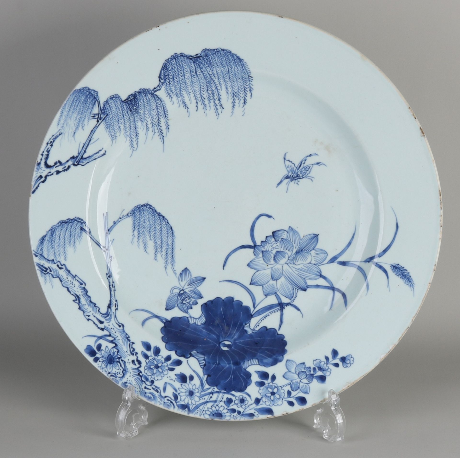 Sehr große chinesische Porzellanschale aus dem 18. Jahrhundert mit Garten- / Schmetterlingsdekorat