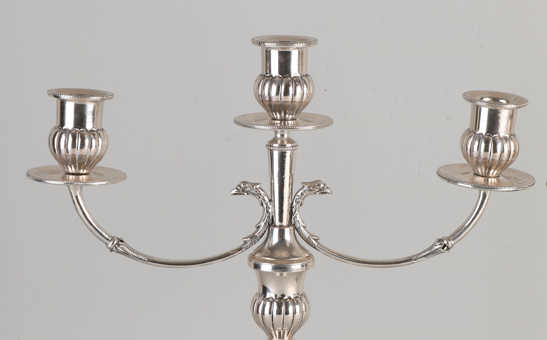 Paar silberne Kerzenhalter, 800/000, 3-Licht, auf einen runden Sockel gestellt und mit Adlerköpfen - Bild 2 aus 4