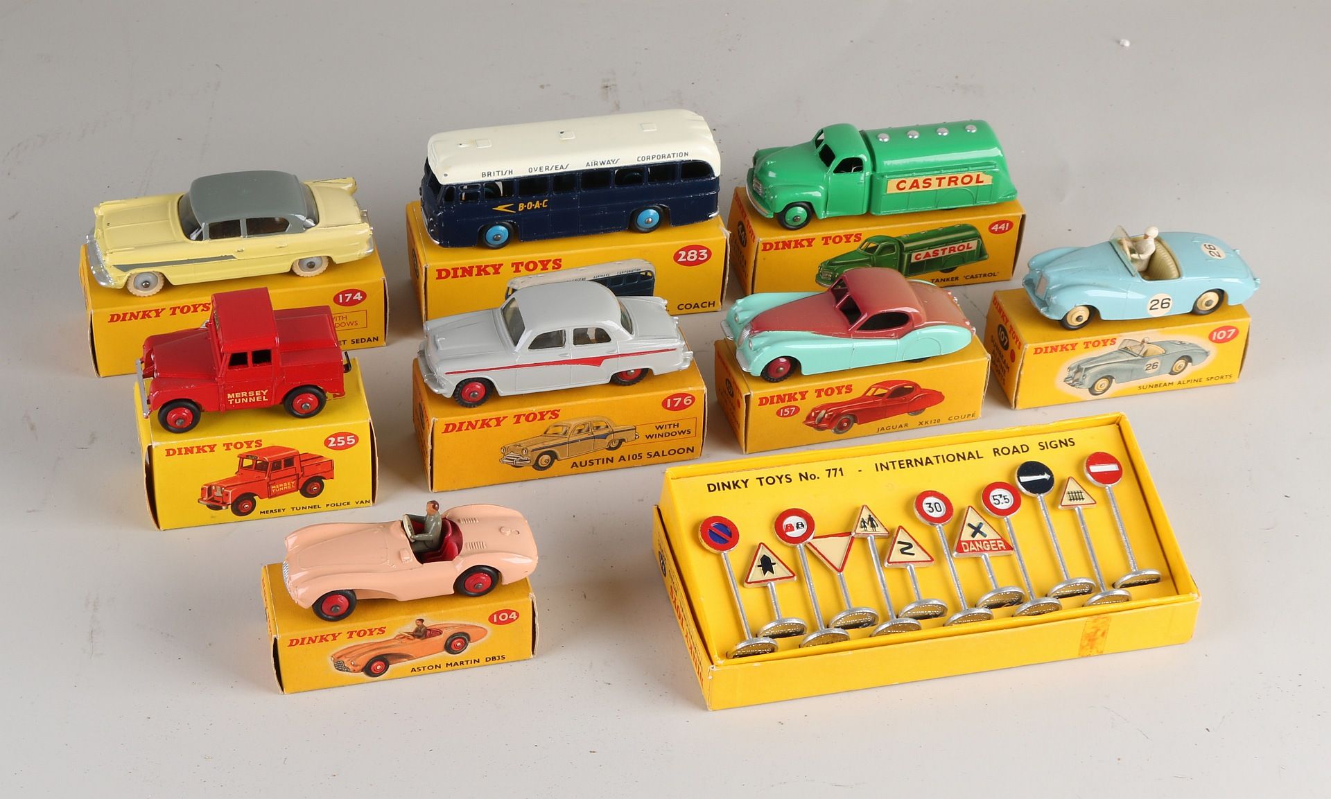 Lot von neun englischen Dinky Toys in Originalverpackung. Einschließlich: Dinky Toys Nr. 771, Ing