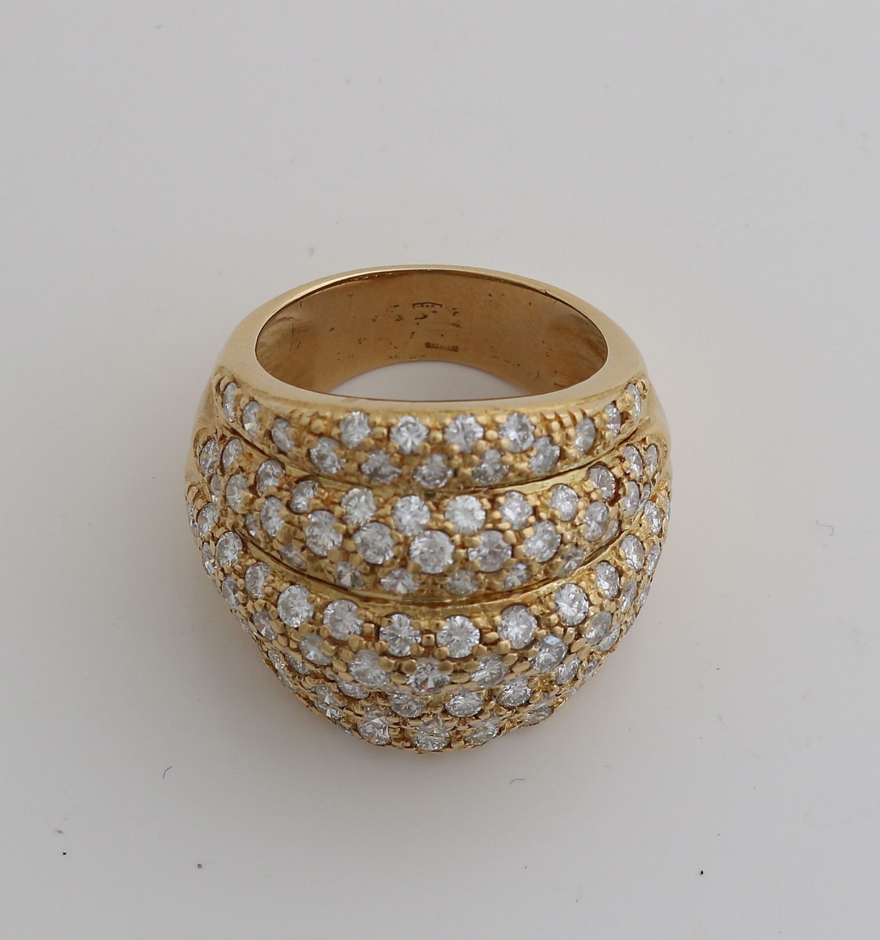 Großer Gelbgoldring, 750/000, mit vielen Diamanten. Breiter Ring mit 5 konvexen Pavé-Streifen, b - Image 2 of 3