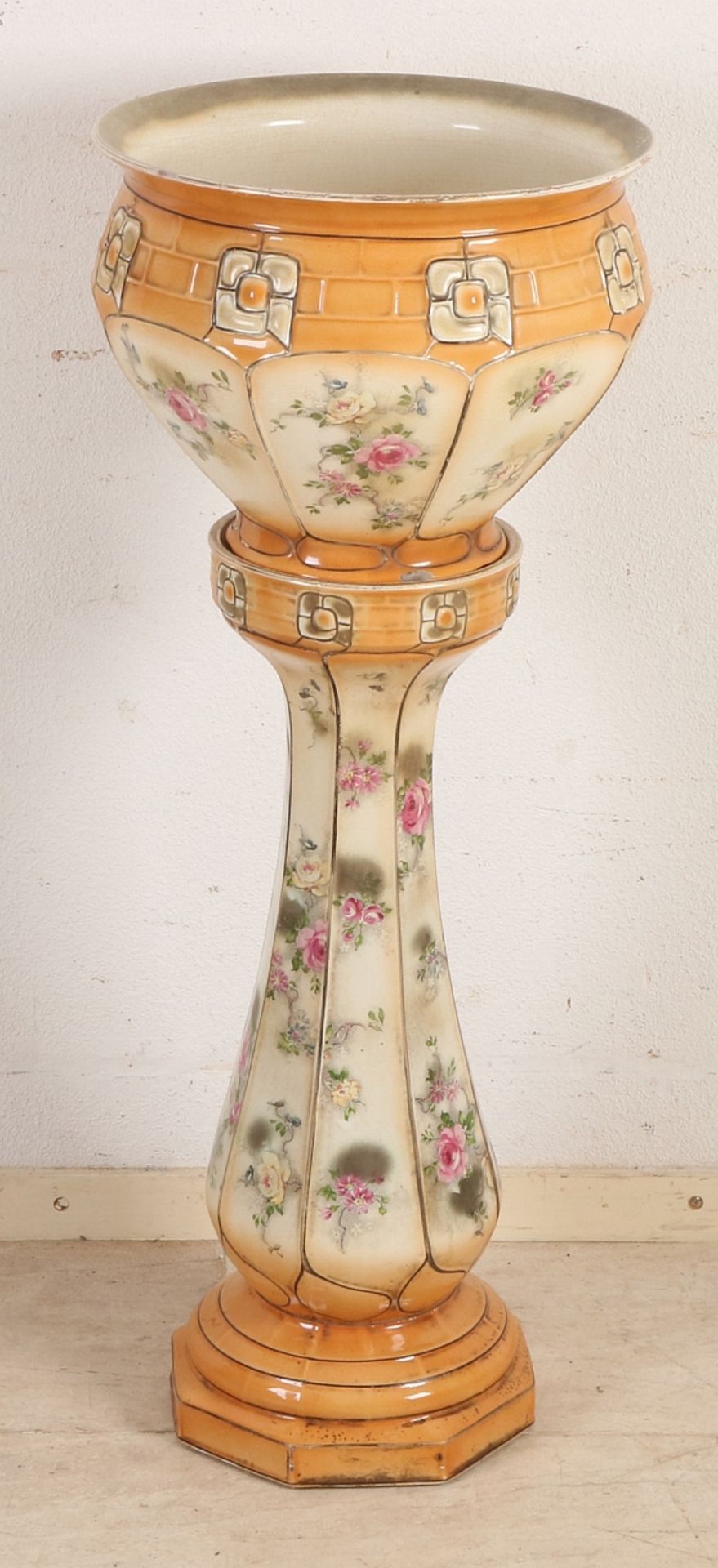 Antiker Jugendstil Blumentopf auf Säule mit Rosendekor. Um 1915. Einige Chips + Haarrisse. Abmes