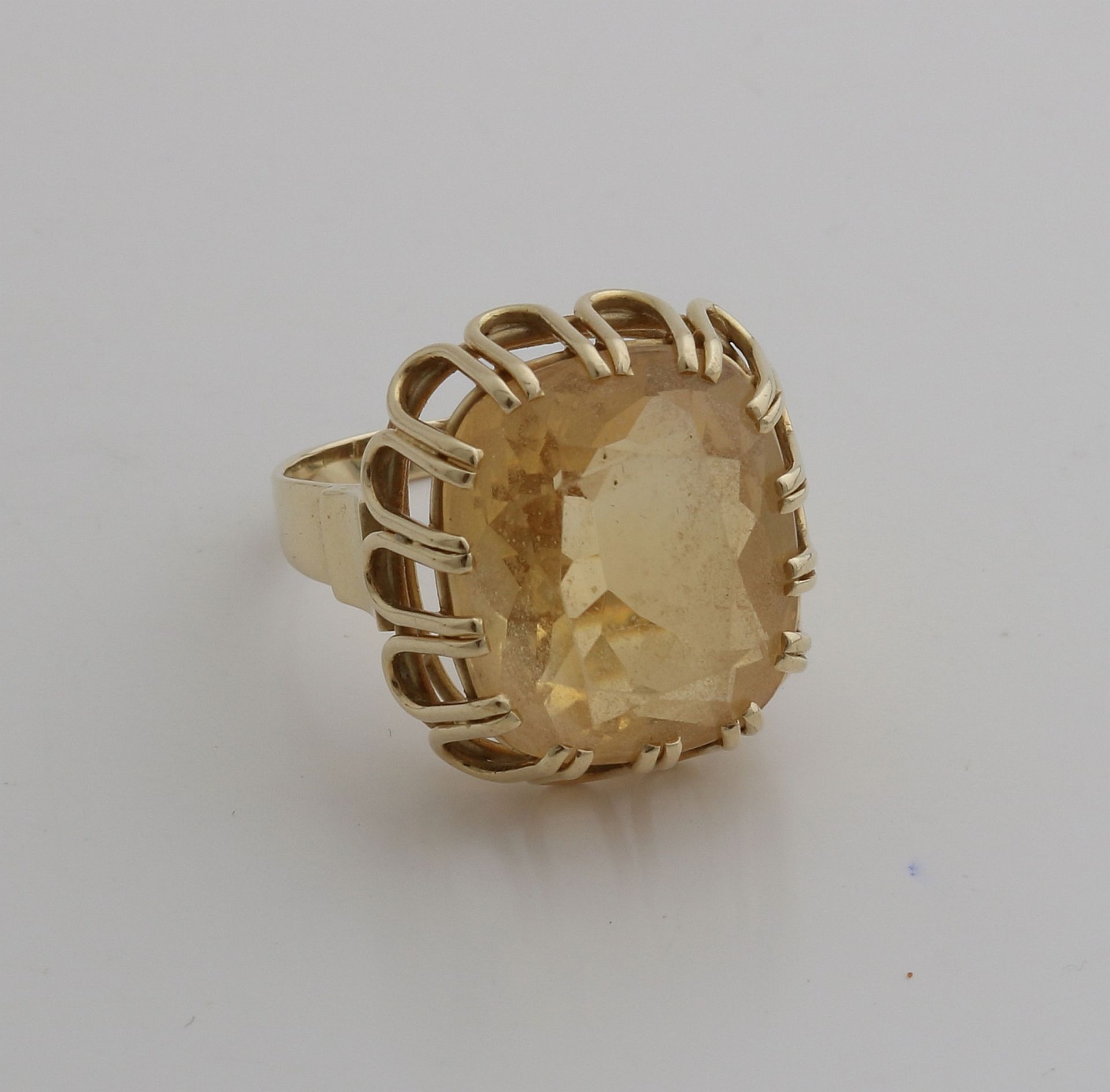 Großer Gelbgoldring, 585/000, mit Citrin. Ring mit durchbrochener rechteckiger Lünette mit einem