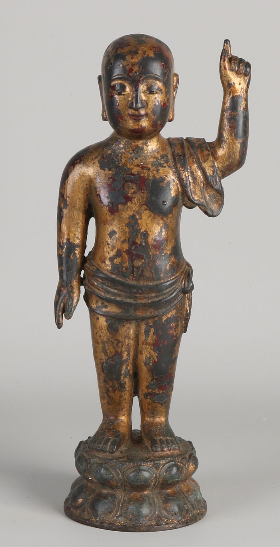 Chinesischer Bronzebuddha, der auf einer Lotusblume steht. Mit Restvergoldung. Abmessungen: H 26,