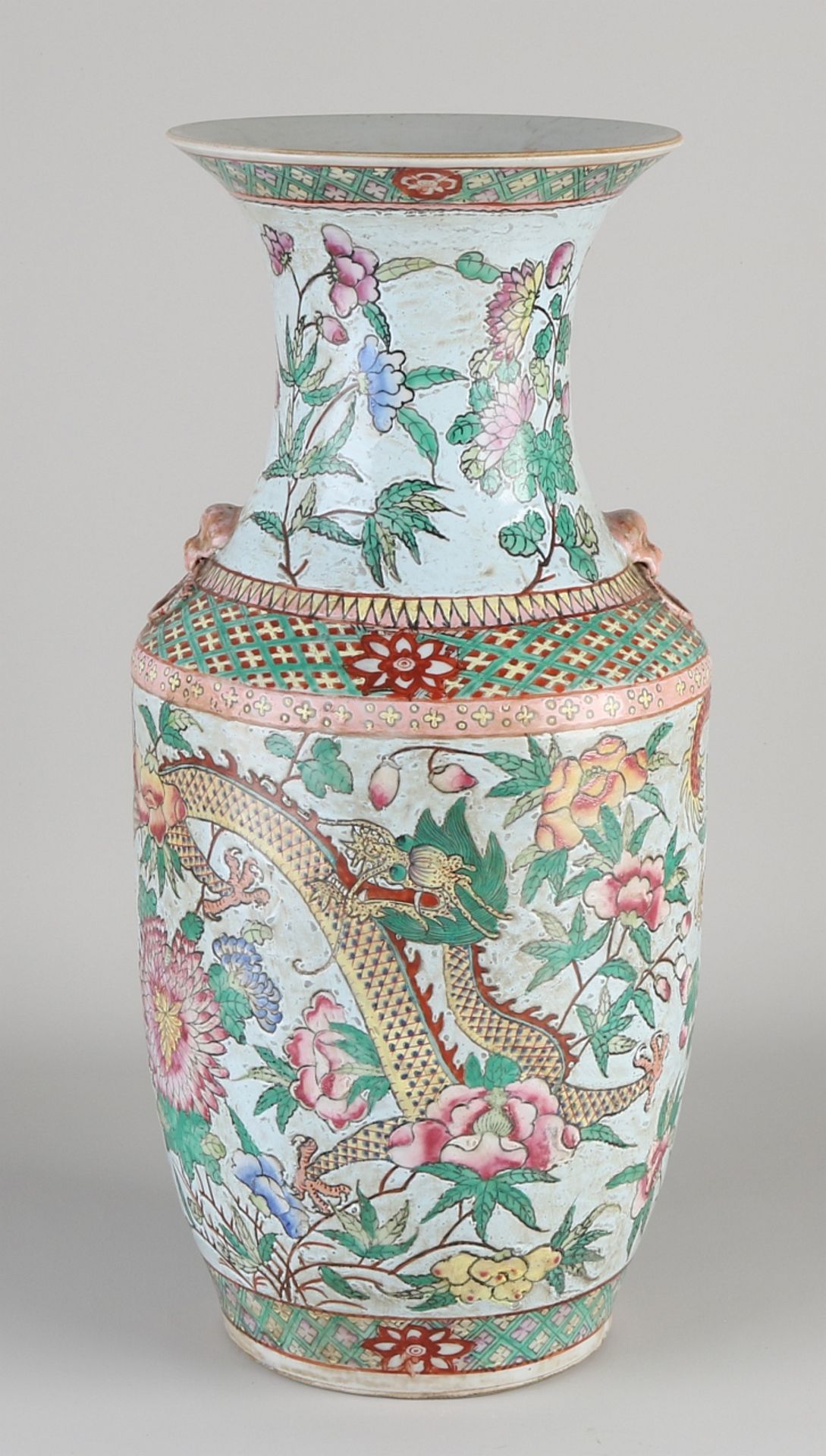 Chinesische Porzellan Family Rose Vase mit Drachen- / Blumendekor. Untere Marke. Abmessungen: H 4