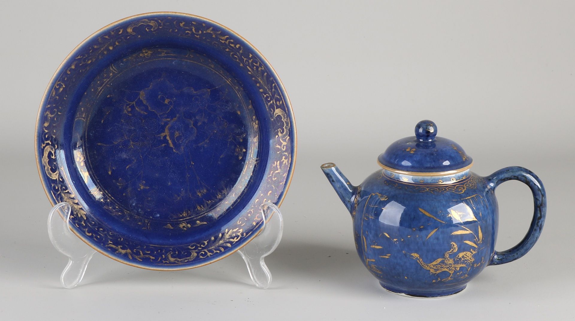 Chinesische Porzellanteekanne aus dem 19. Jahrhundert mit Untertasse. Blaue Glasur + Golddekor. A
