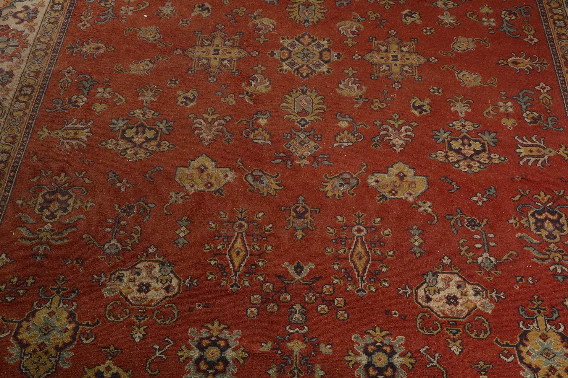 Großer handgeknüpfter Persich-Teppich, rot mit Blumendekor und verschiedenen Motiven in der Mitte - Image 2 of 3