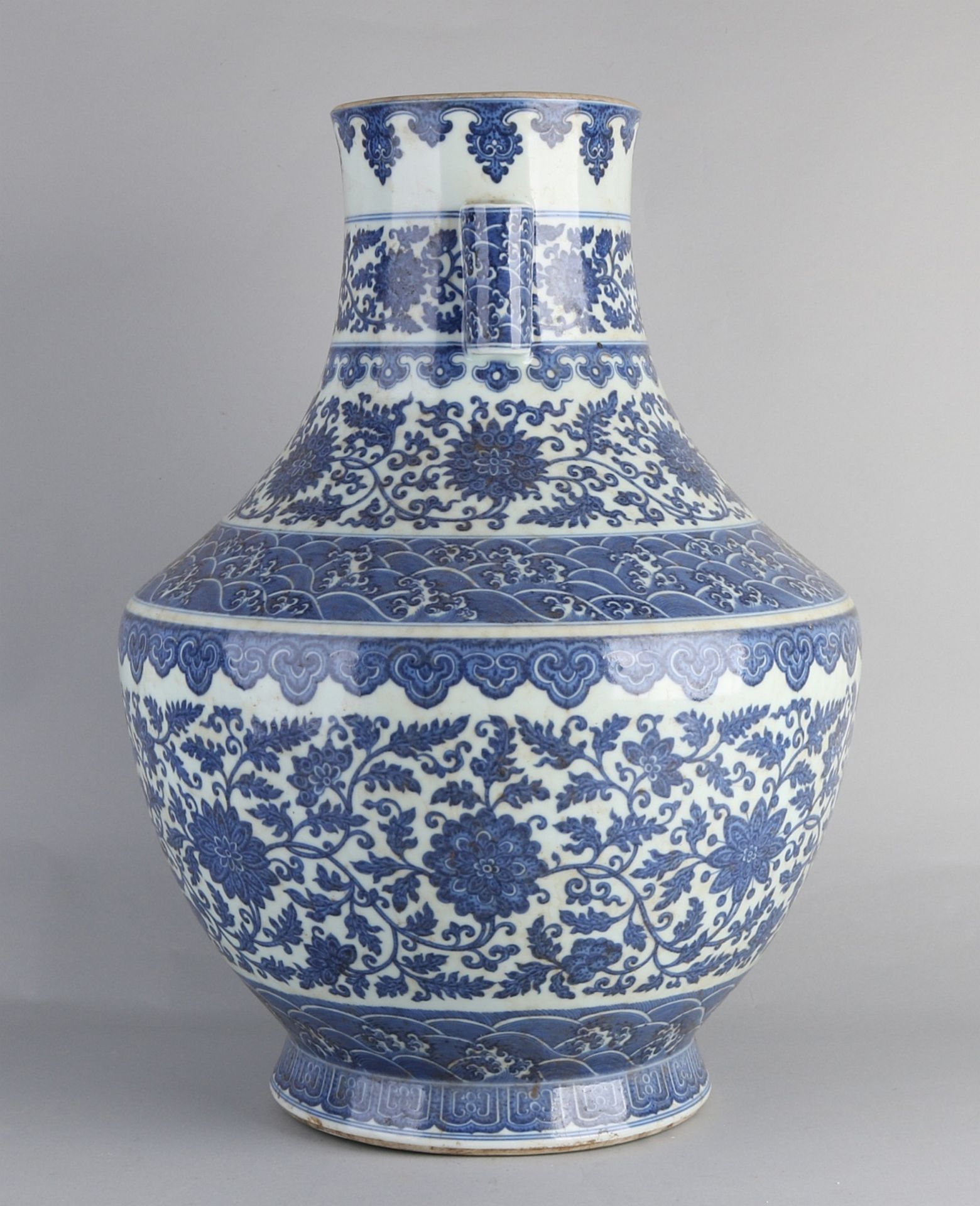 Sehr große chinesische Porzellanvase mit Blumendekor. Mit unterer Markierung. Abmessungen: H 55 - Image 2 of 4