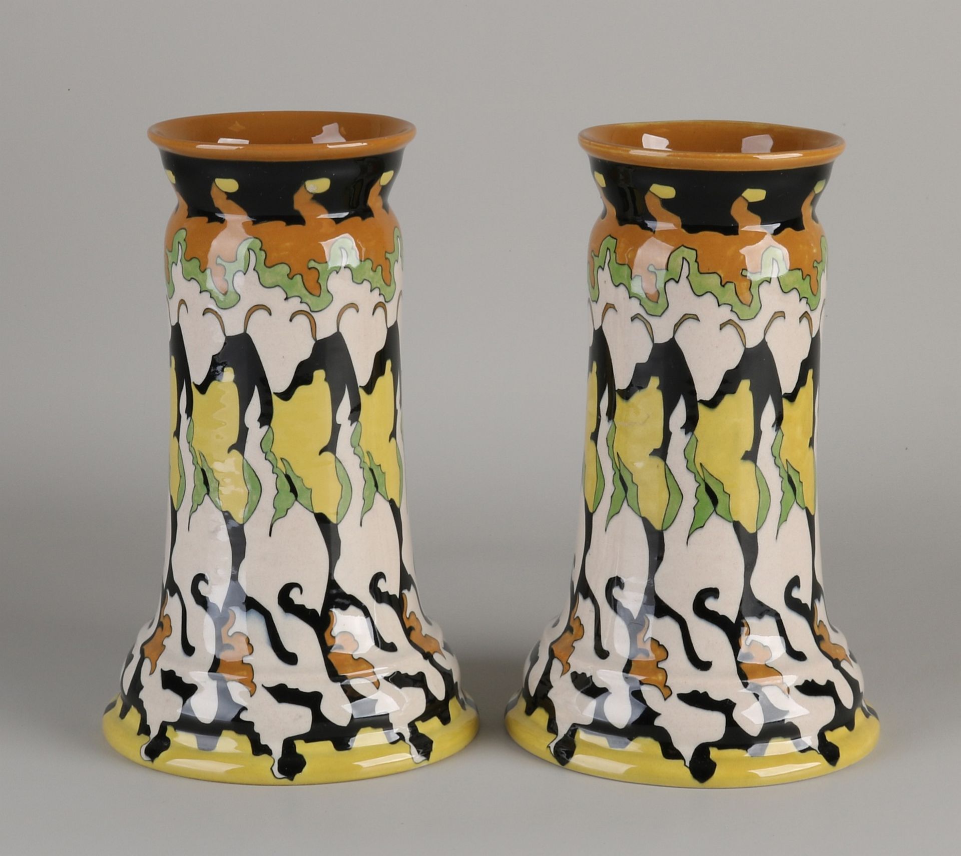 Zwei große holländische polychrome Colenbrander Ram Vasen. Arnhem Holland. Modell Nr. 29. Maler - Image 2 of 3