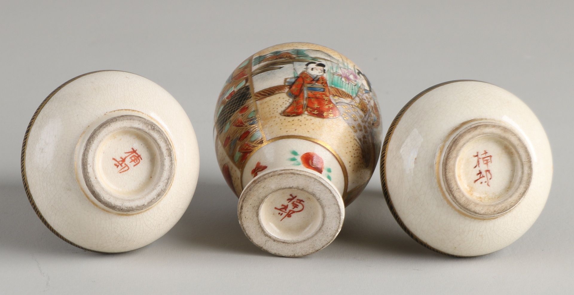 Dreiteilige antike japanische Satsuma-Keramik-Miniaturgarnitur mit fein bemalten Figurendekoren. M - Image 2 of 2