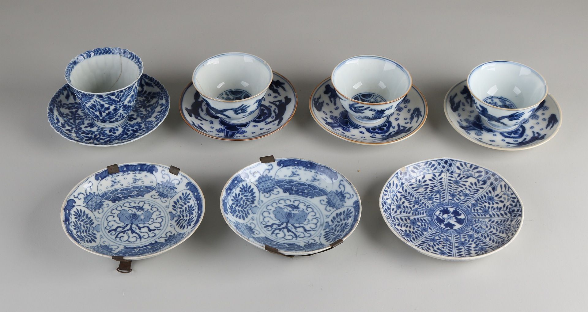 Viele verschiedene chinesische Porzellantassen und Untertassen. 18. - 19. Jahrhundert. Verschiede