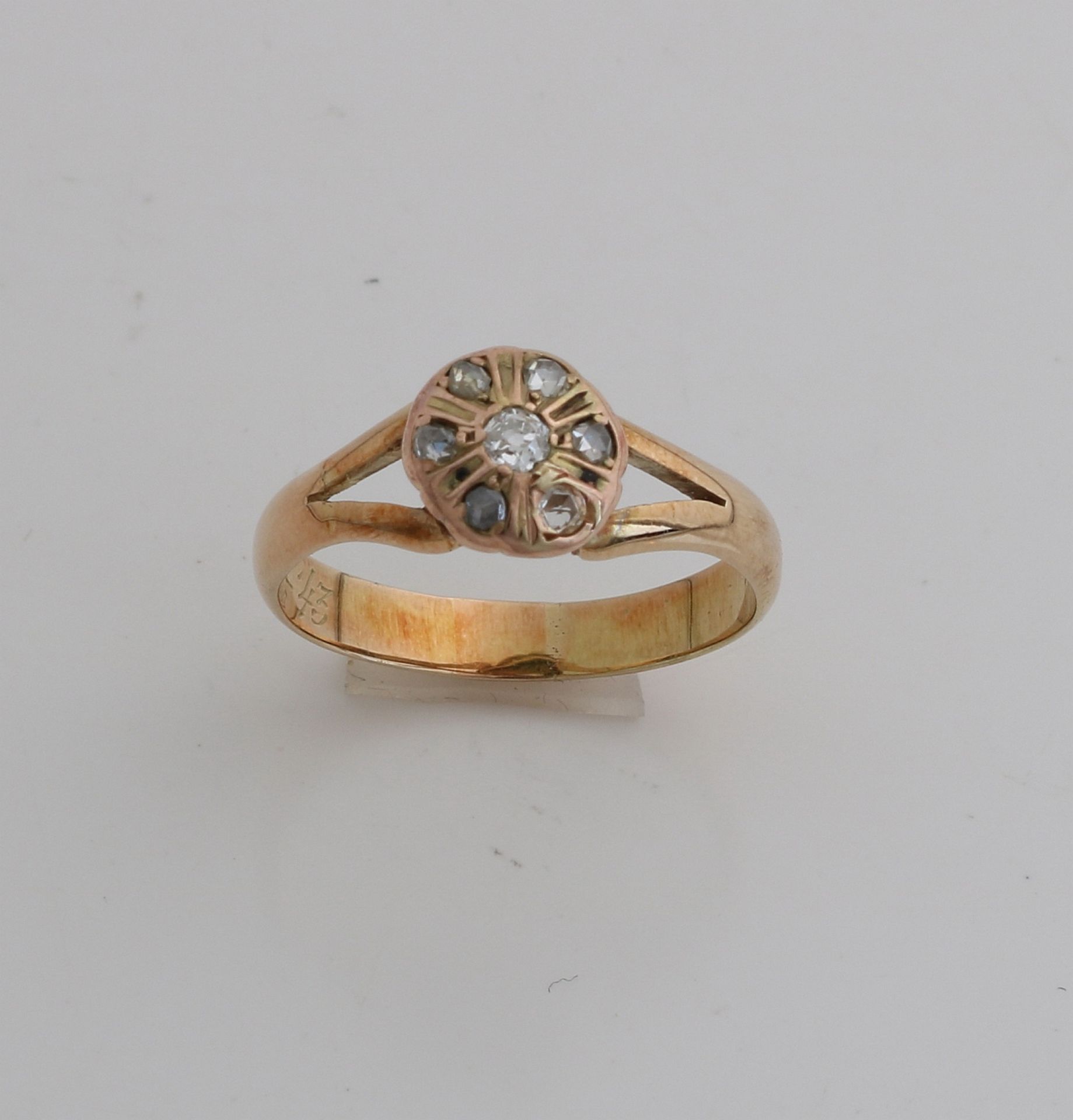 Gelbgoldring, 585/000, mit Diamant. Ring mit einem gelöteten runden Gehäuse, besetzt als Rosette