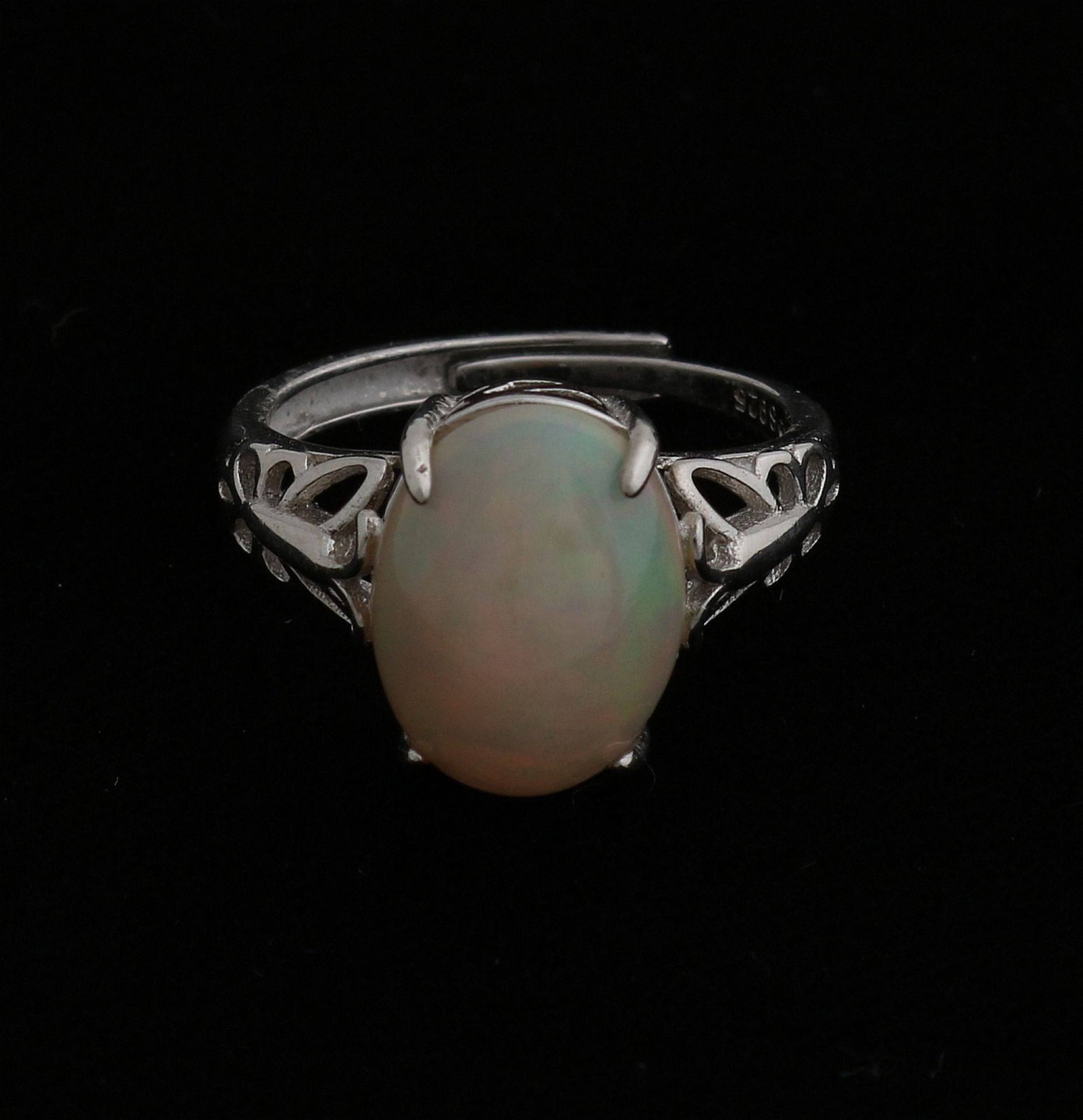 Silberring, 925/000, mit weißem Welo-Opal, ovales Modell, 13,2 x 10 mm. Mit einem durchbrochenen