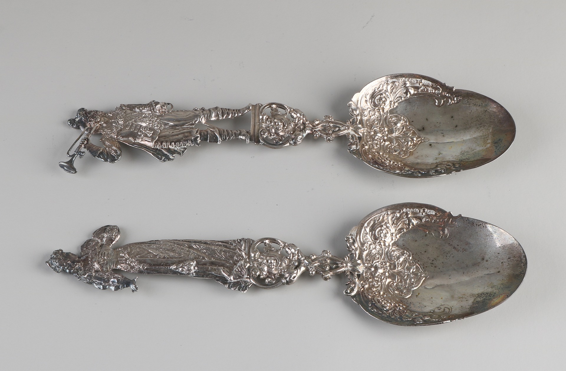 Zwei silberne Dreschflegel, 925/000, mit einer birnenförmigen Schale mit Blumendekor und einem tei