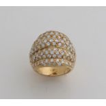 Großer Gelbgoldring, 750/000, mit vielen Diamanten. Breiter Ring mit 5 konvexen Pavé-Streifen, b