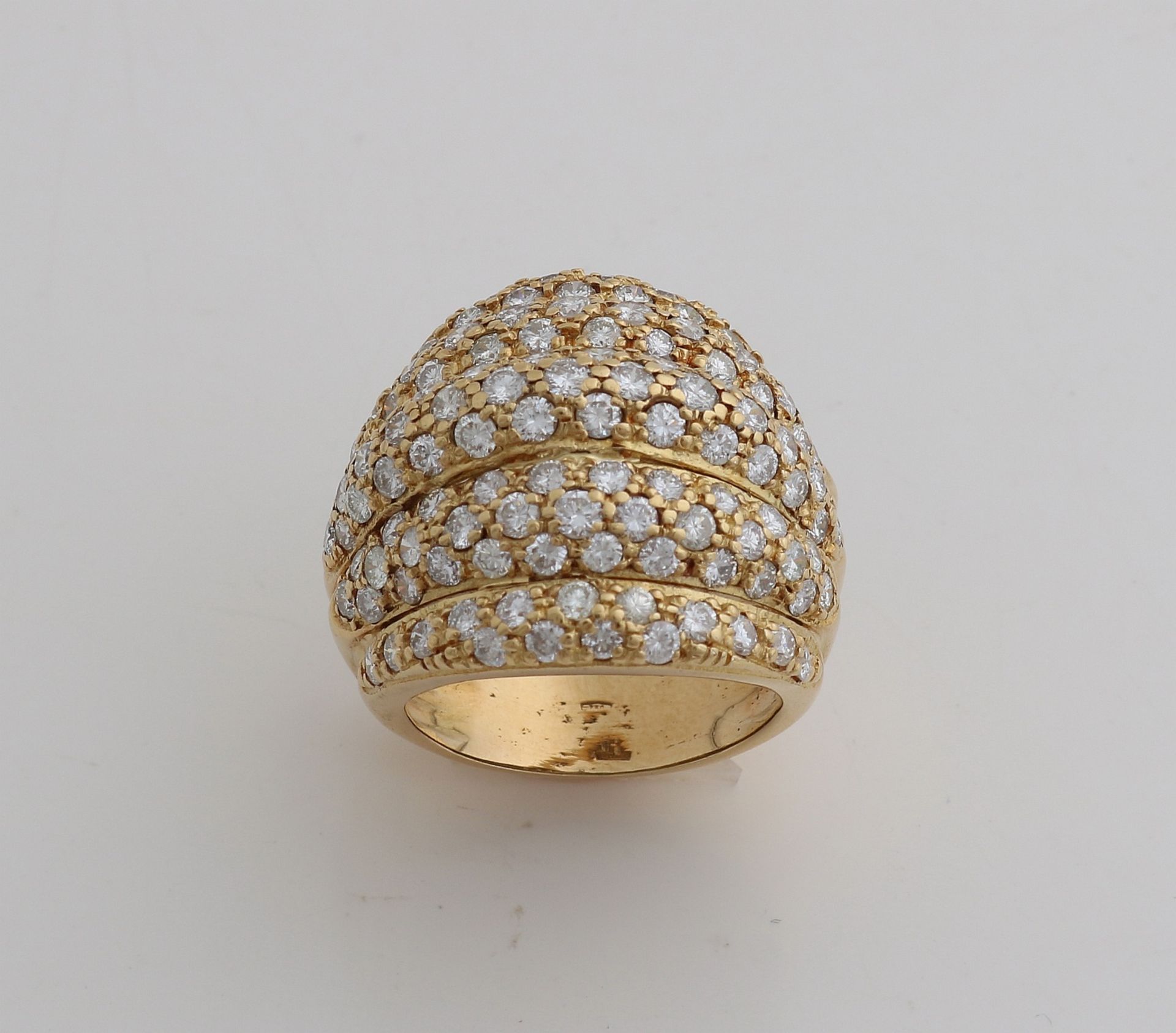 Großer Gelbgoldring, 750/000, mit vielen Diamanten. Breiter Ring mit 5 konvexen Pavé-Streifen, b