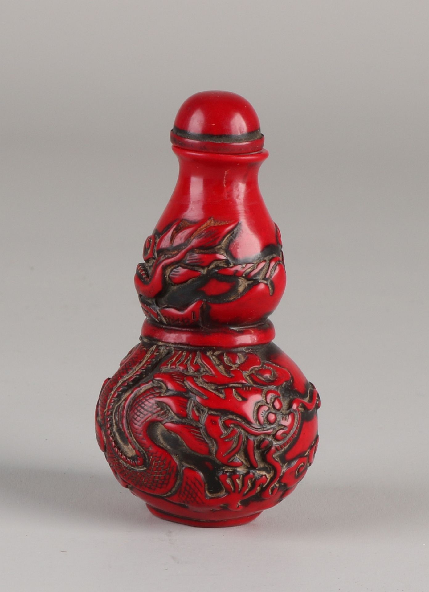 Alte chinesische Schnupftabakflasche aus rotem Lack mit Drachendekoration. Größe: 7,5 cm. In gu