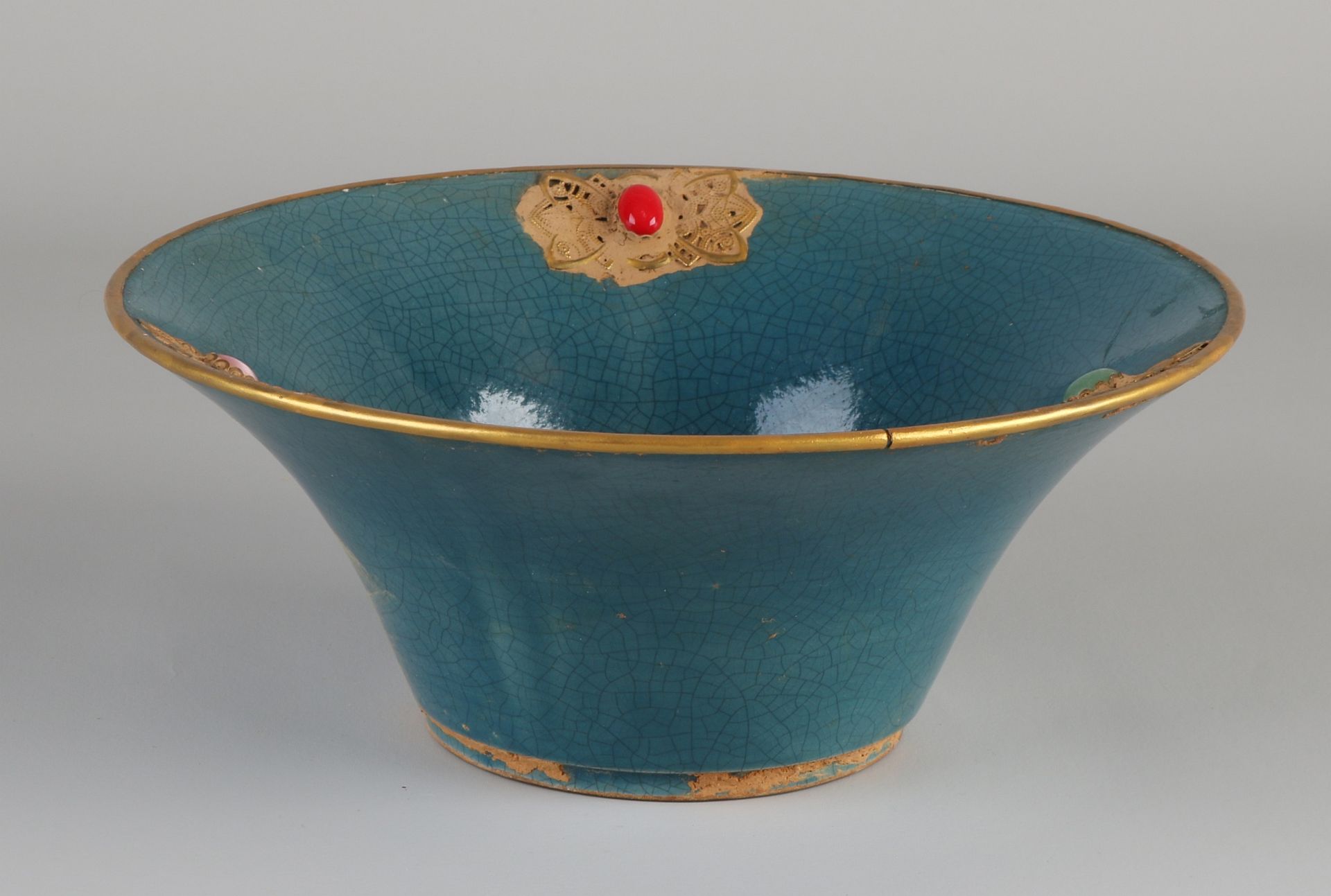 Chinesische Porzellanschale mit blauer Glasur und Goldrelief + Steinen. Abmessungen: H 9 x Ø 22 c - Image 2 of 4