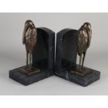 Zwei bronzene Buchstützen auf schwarzem Marmorsockel. Maribus. Signiert CJ Verhoef. 21. Jahrhun