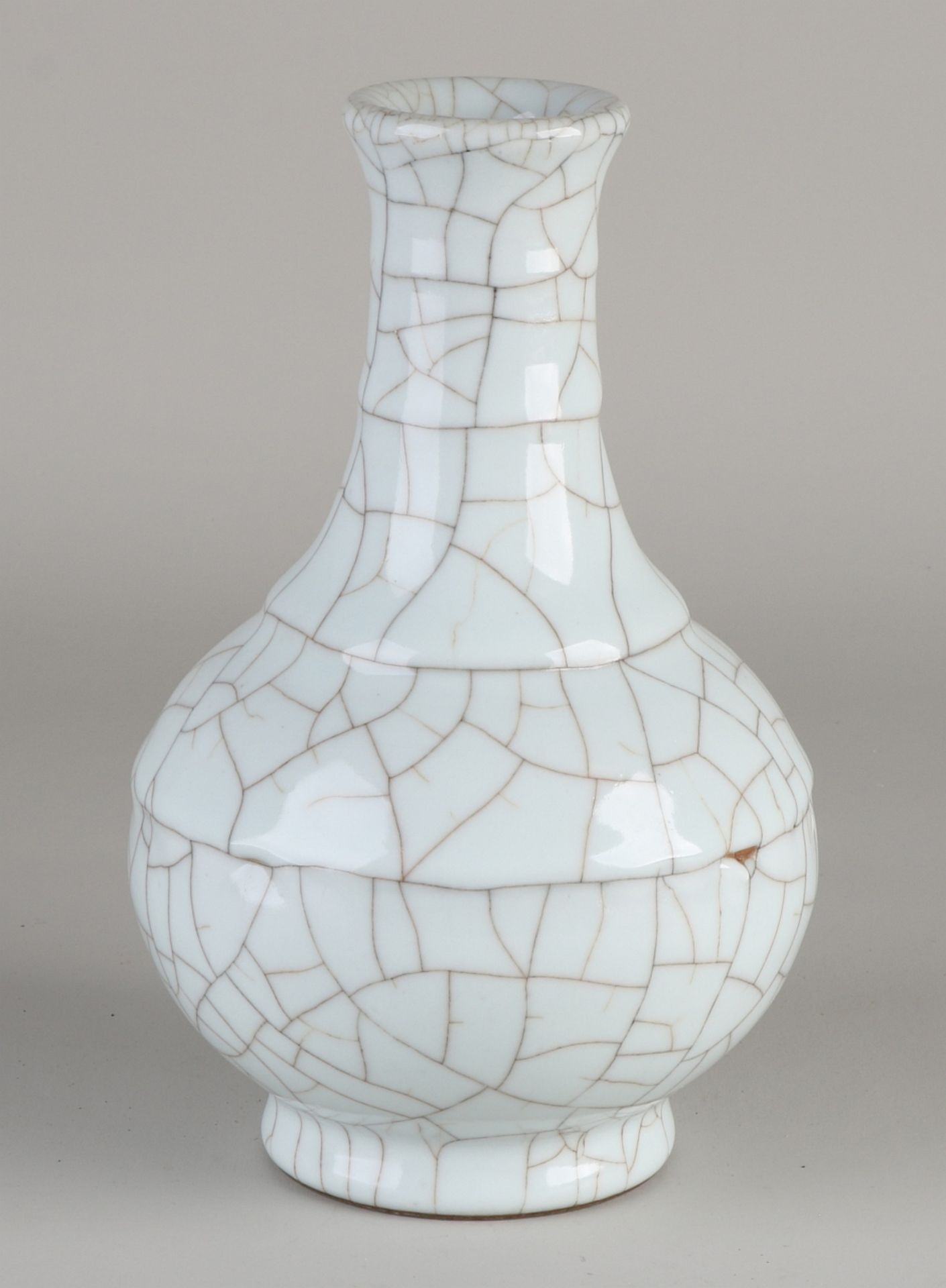 Chinesische Queng Lungenvase aus Porzellan mit weißer Knisternglasur. Abmessungen: H 20 cm. In g - Image 2 of 3