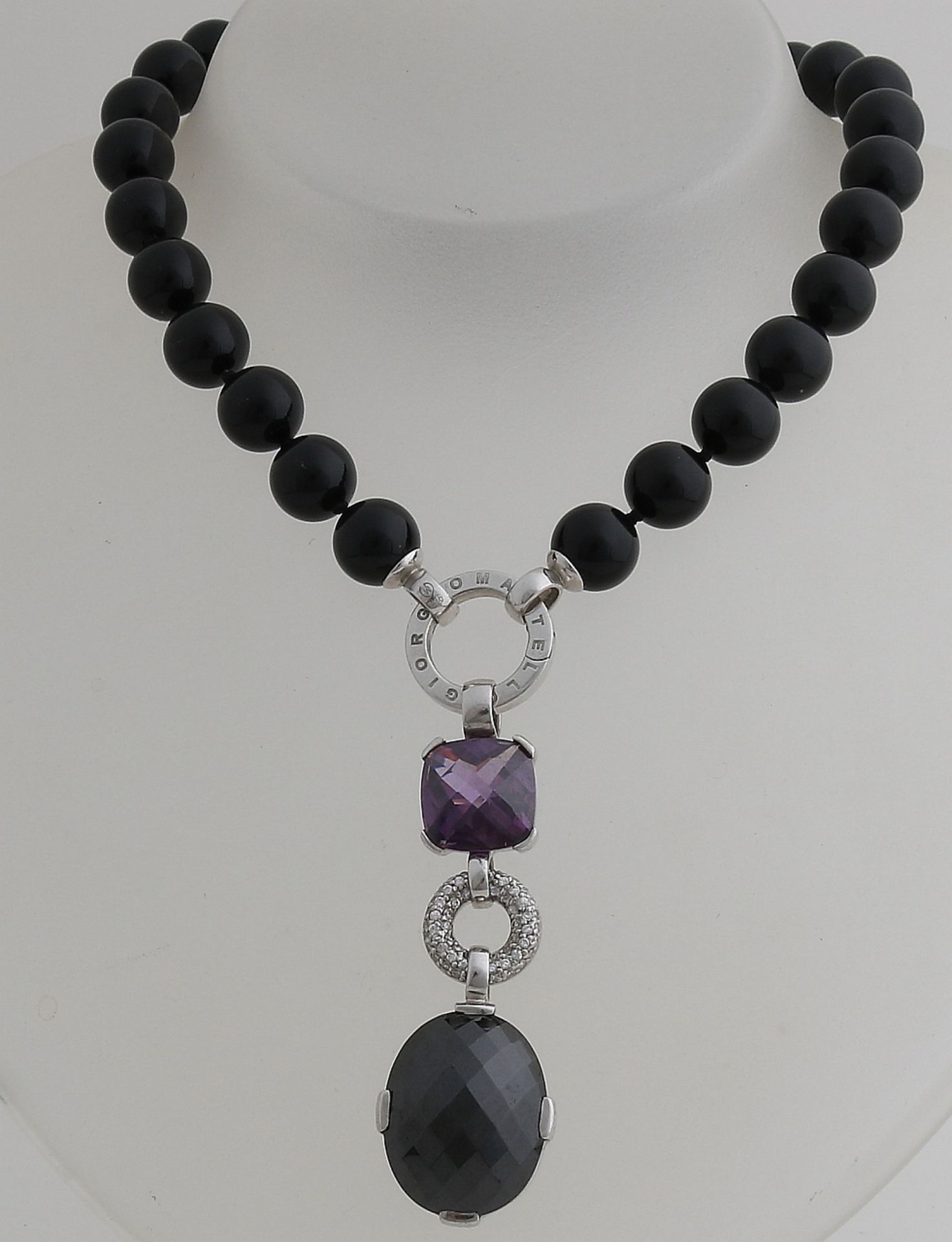 Halskette aus schwarzen Perlen mit einem silbernen Augenverschluss mit einem Anhänger, 9 cm, mit l
