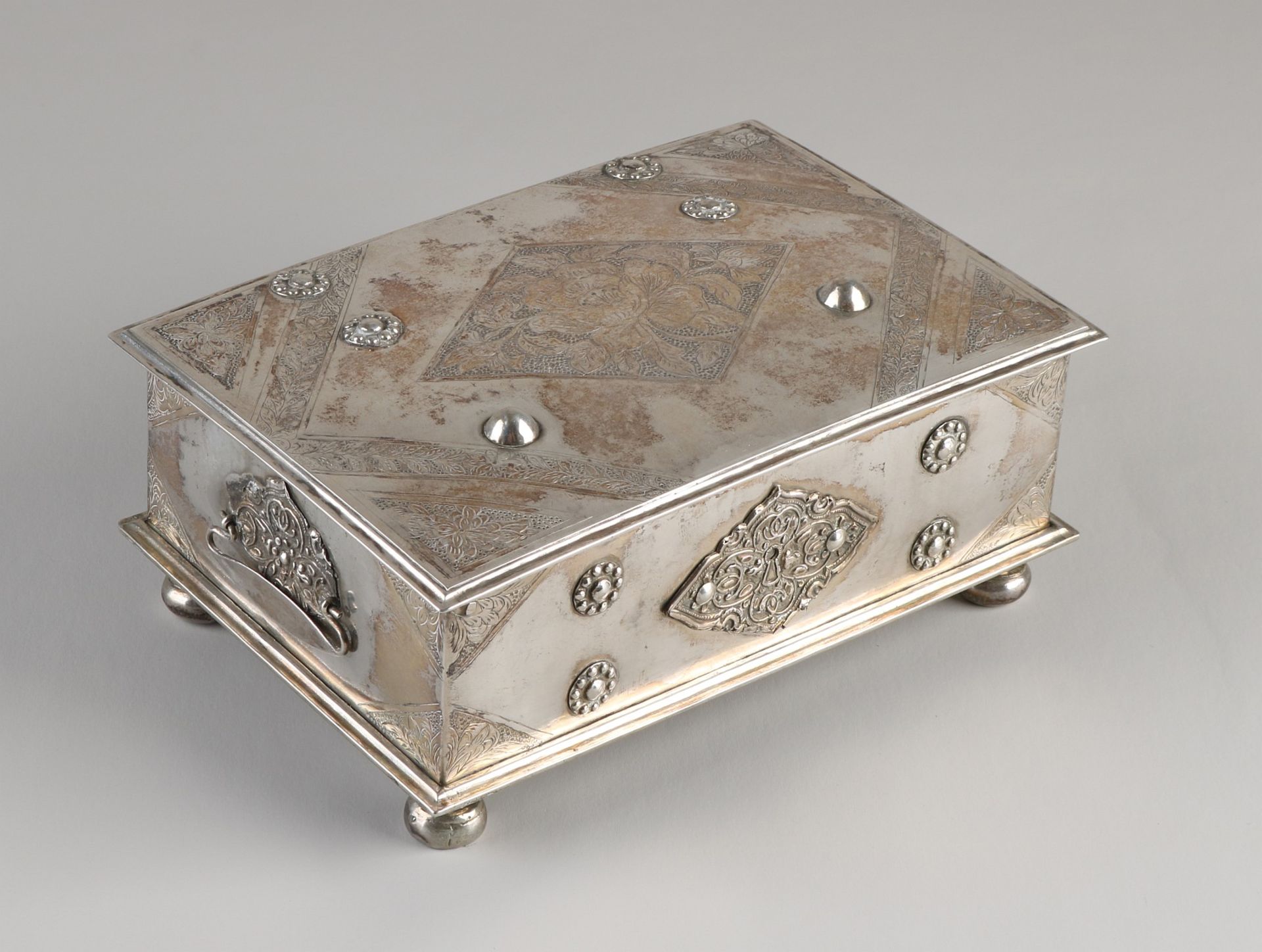 Koloniale Silberbox, 800/000, rechteckiges Modell auf 4 Beinen, verziert mit floraler Kolonialgravu