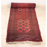 Roter Perserteppich mit Blumendekor. Größe: 77 x 285 cm. In guter Kondition.Red Persian carpet