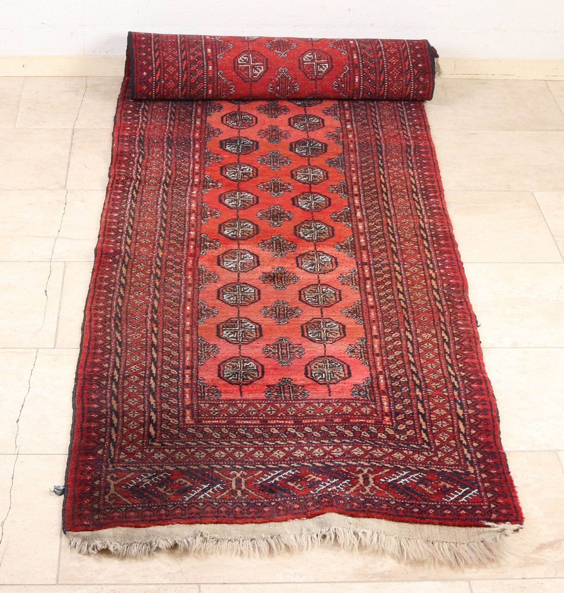 Roter Perserteppich mit Blumendekor. Größe: 77 x 285 cm. In guter Kondition.Red Persian carpet