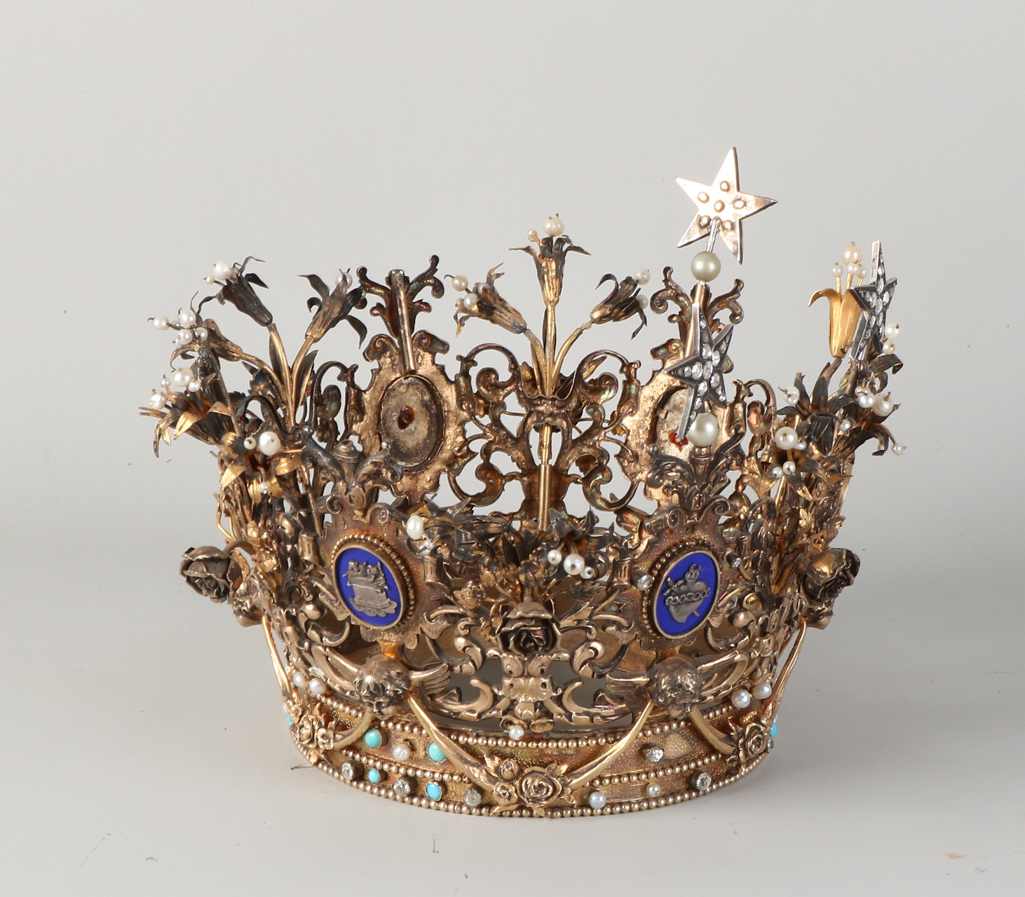 Spezielle Krone, silbervergoldet, reich verziert mit Girlanden, Puttenbechern, Locken und Blumen. - Image 4 of 5