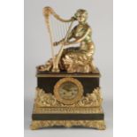 Große Kaminuhr im französischen Empire-Stil des 19. Jahrhunderts. Frau mit Harfe. Acht-Tage-Bew