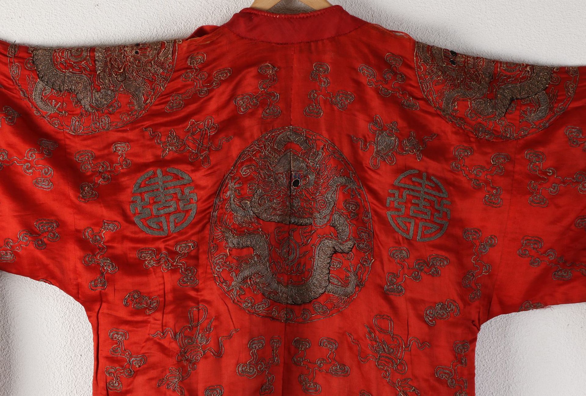 Chinesisches Kleidungsstück aus Seide. Genähte Weste mit Paradiesvogel / Blumendekor. Größe: - Image 4 of 5