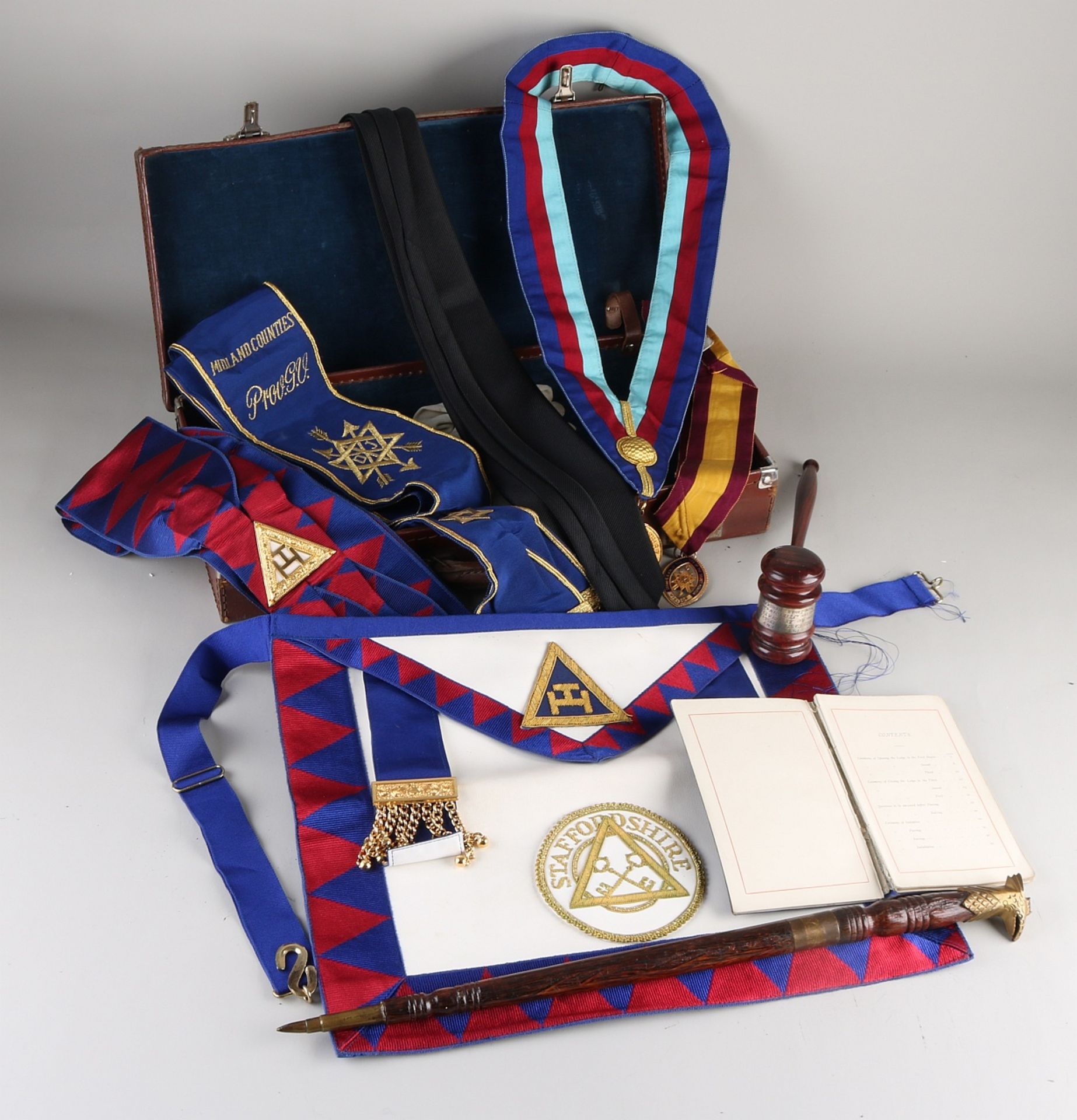 Koffer mit Freimaurerobjekten. Englisch. 20. Jahrhundert. Unter anderem: Staffordshire-Bauchtasc