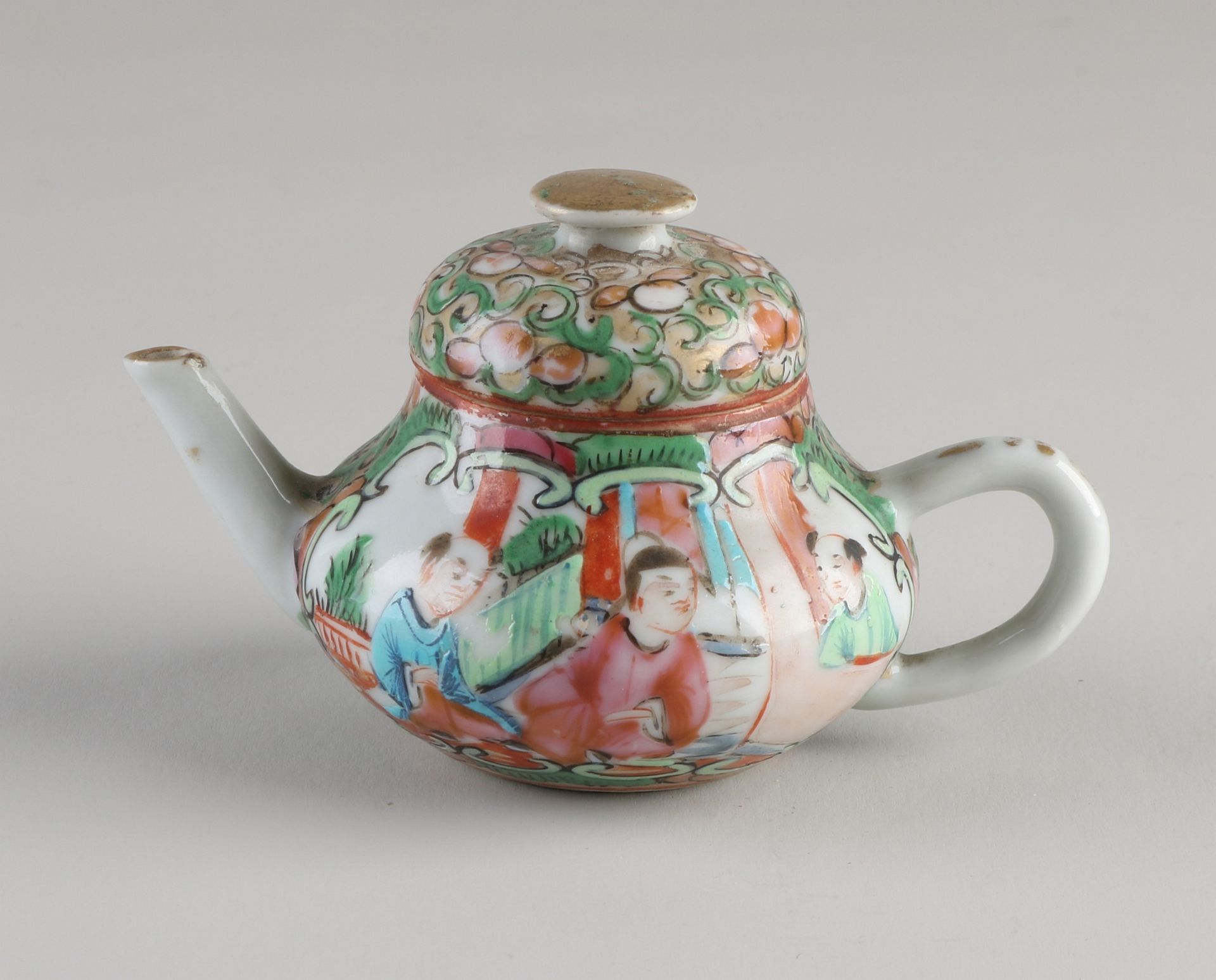 Kleine chinesische kantonesische Teekanne aus dem 19. Jahrhundert mit Figurendekoration. Größe: