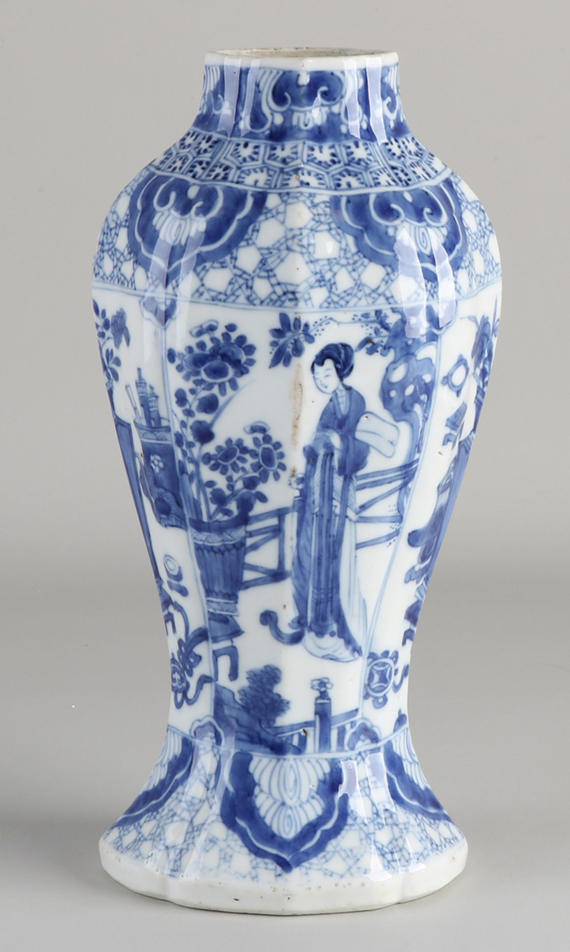 Kang Xi Vase aus chinesischem Porzellan aus dem 17. Jahrhundert mit Geishas in Garten- / Flügeldek