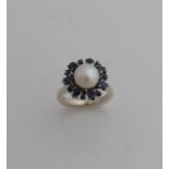 Weißgoldring, 585/000, mit Perle und Saphir. Ring mit einer Rosette in der Mitte mit einer Perle,
