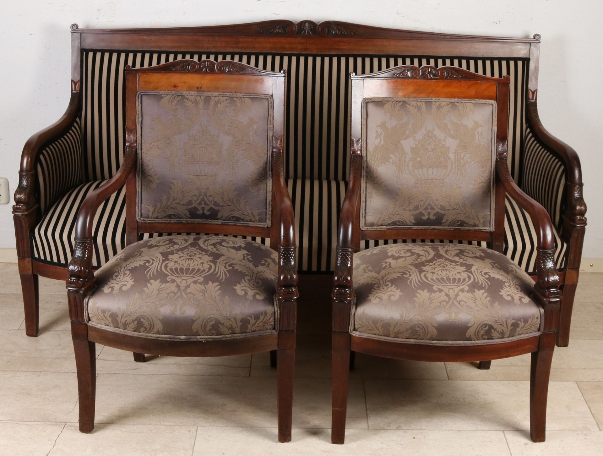 Mahagoni-Sofa aus dem 19. Jahrhundert mit zwei Sesseln, Delfinköpfen und guter Samtpolsterung. Ca