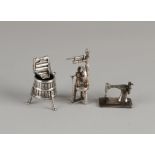 Drei silberne Miniaturen, Waschbecken an den Beinen mit Presse, 925/000, ø3,5x5cm, ein Spinnrad, 8