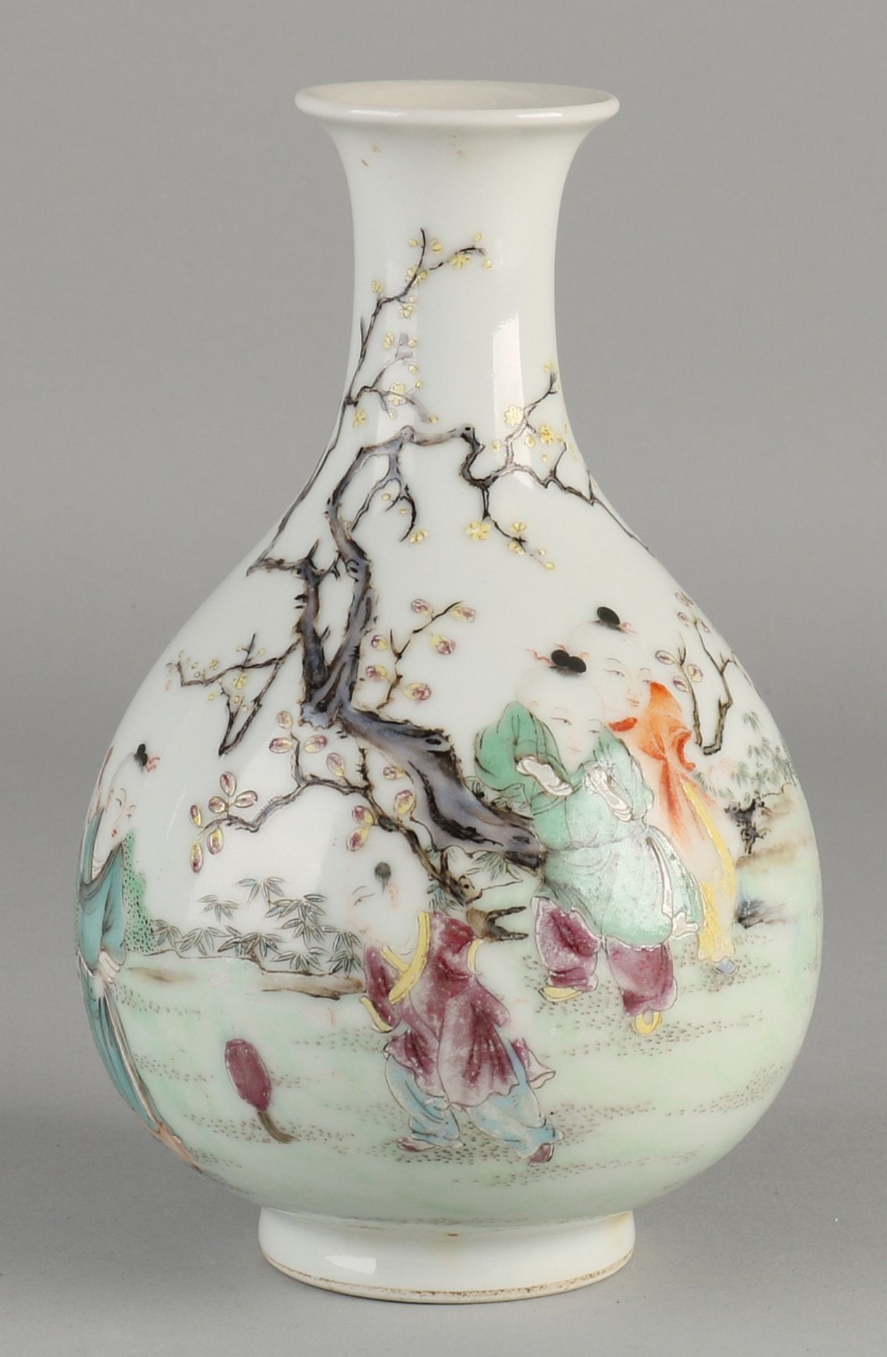 Chinesische Porzellan Family Rose Vase mit Figuren im Landschaftsdekor + Bodenmarke. Abmessungen: