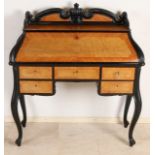 Holland WIII Walnuss Damen Schreibtisch um 1870. Schreibtisch ist komplett mit schwarz besetzt. Un