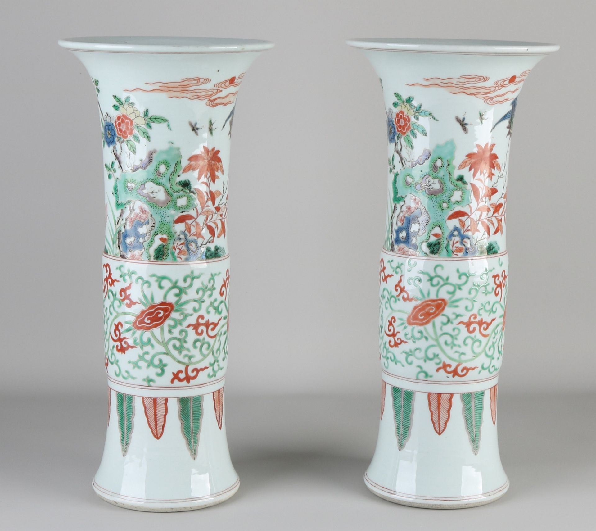 Zwei große chinesische Familienporzellanvasen aus Porzellan mit Blumen- / Paradiesvogel- / Insekte - Bild 2 aus 3