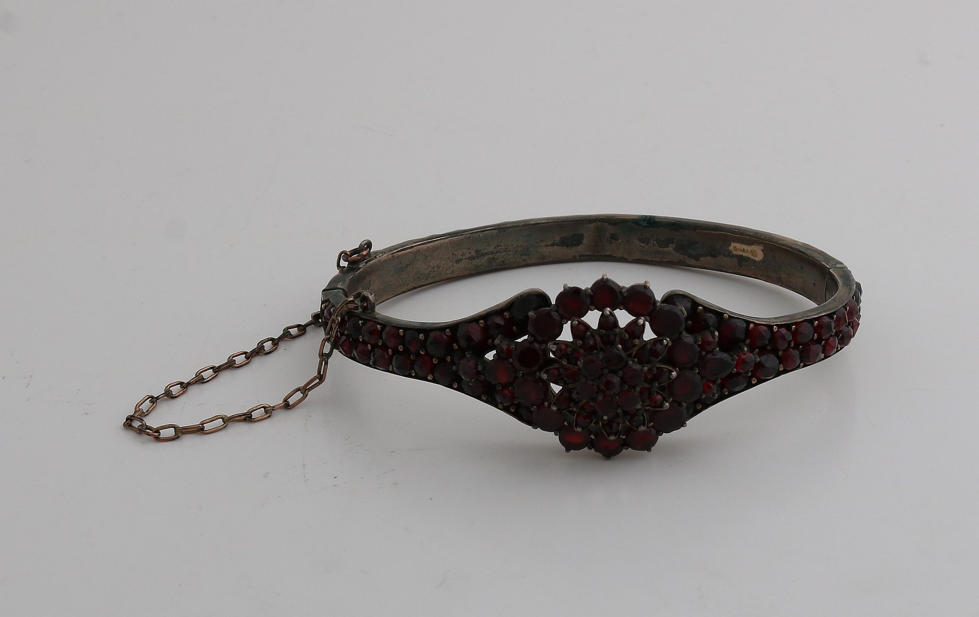 Antikes Doppelarmband mit Granat. Sklavenarmband mit einer Rosette oben. Das ganze Armband ist mi