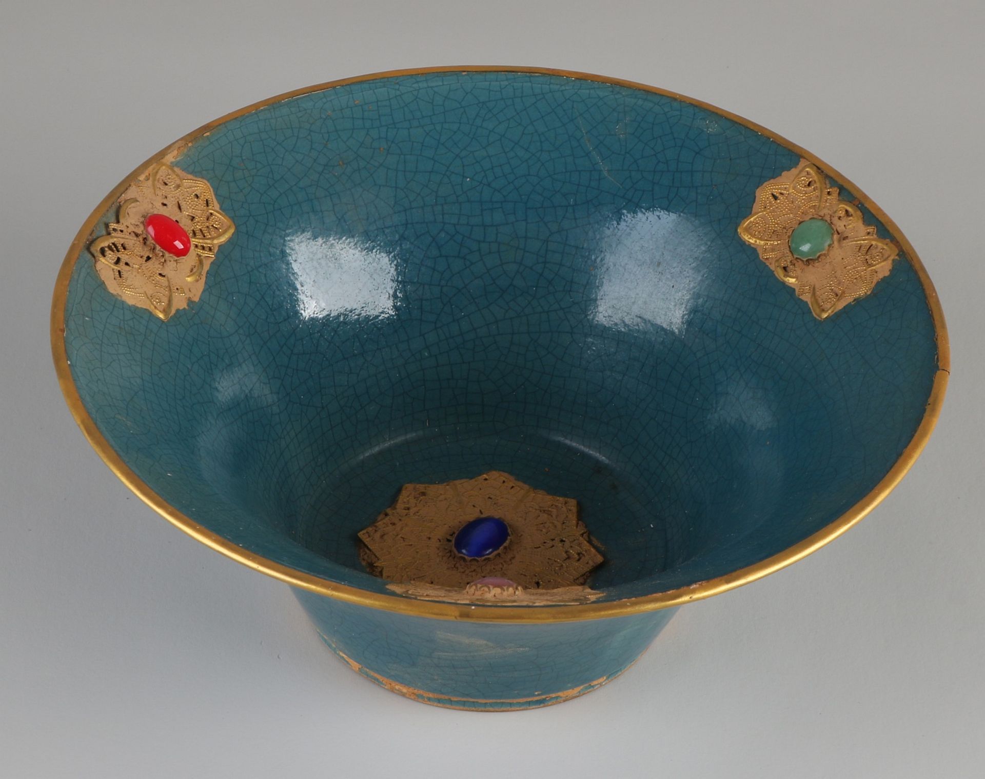 Chinesische Porzellanschale mit blauer Glasur und Goldrelief + Steinen. Abmessungen: H 9 x Ø 22 c