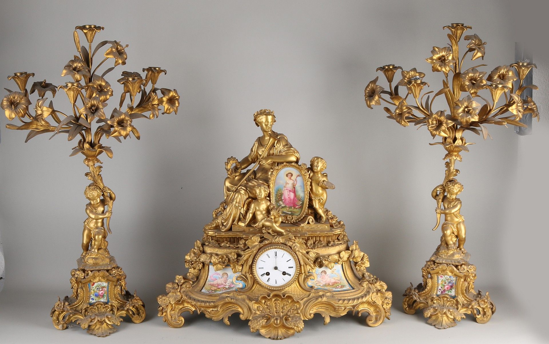 Hauptstadt Französisch vergoldete Bronze Sevres Uhr mit Porzellantafeln. Handgemalte griechische