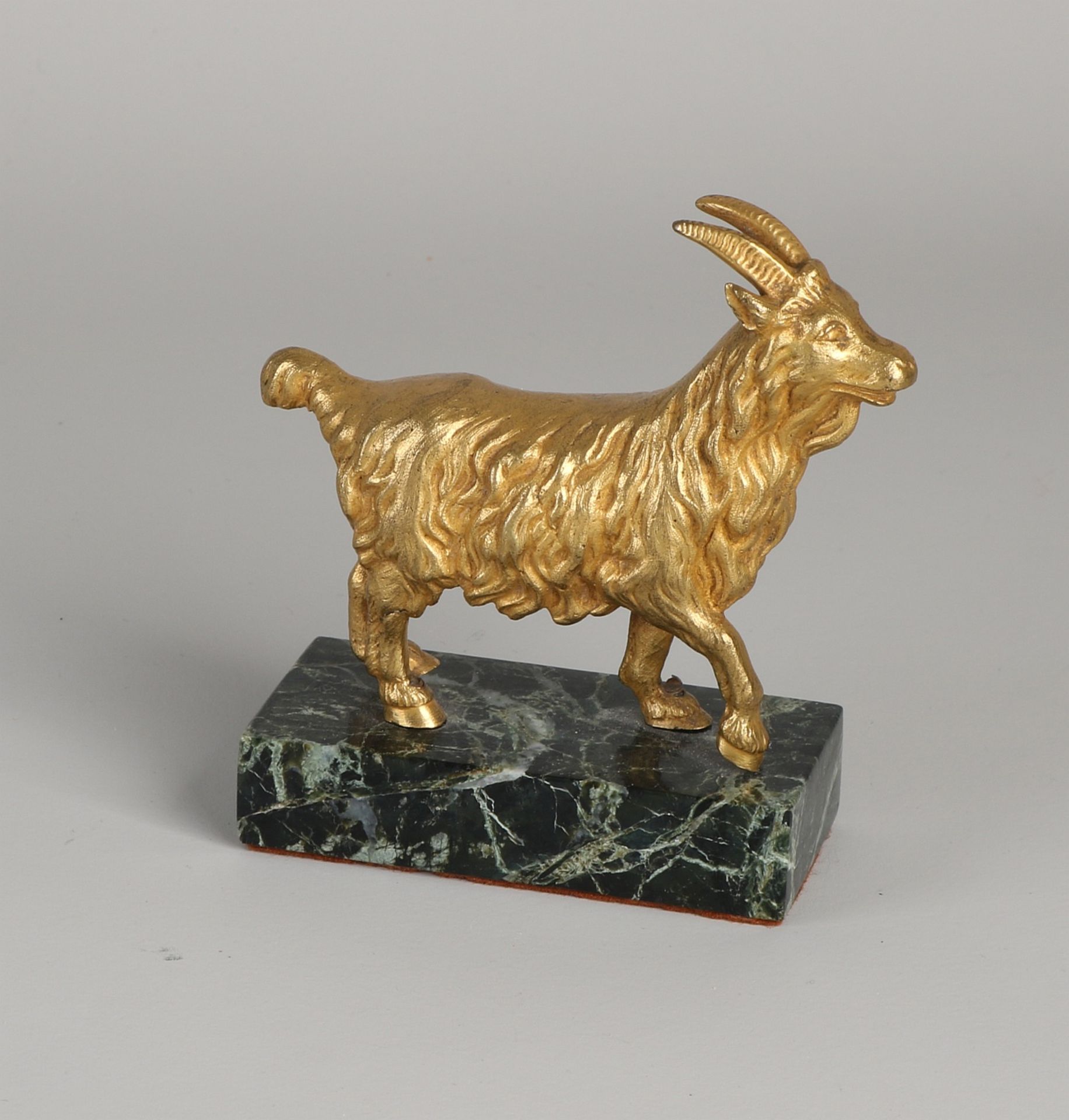 Antiker Goldbronzeständer auf schwarzem Marmorsockel. Um 1910. Abmessungen: 9 x 8,5 x 3,5 cm. In