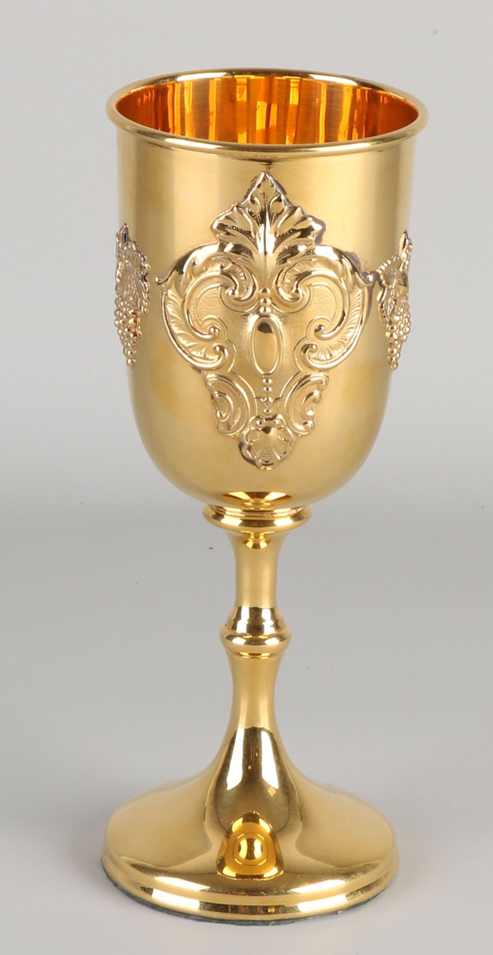 Silbervergoldeter Kelch, 925/000, auf einen runden Boden gestellt. Der Kelch ist mit einem Ornamen