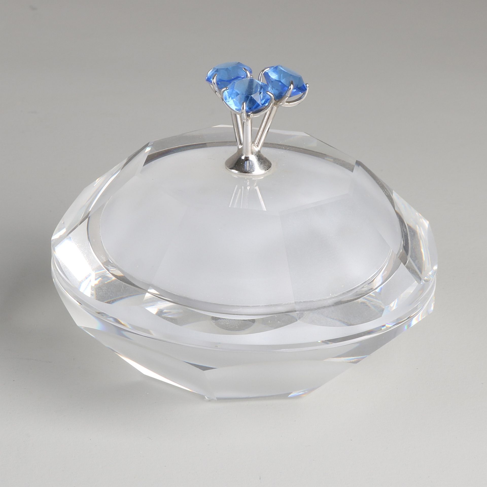 Swarovski Kristall 'Astro' Deckelbox mit drei rautenförmigen blauen Kristallglassteinen auf dem De - Bild 2 aus 2
